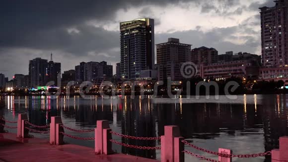 黄昏时分河上的现代城市视频的预览图