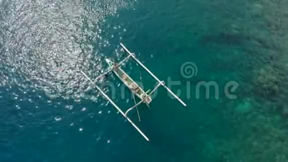 带潜水员到热带岛屿潜水点的渔船的空中射击视频的预览图