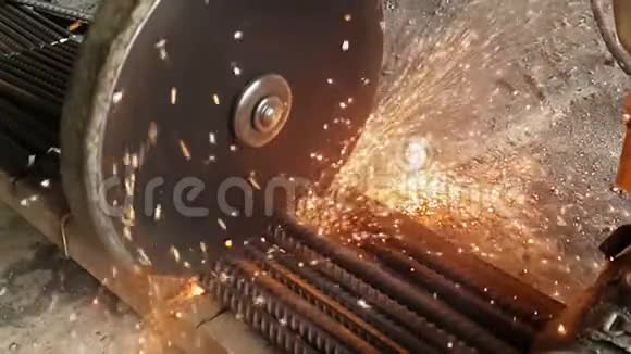 保加利亚人的特写镜头缓慢地切割金属火花在缓慢运动中从砂轮机的车轮下飞出视频的预览图