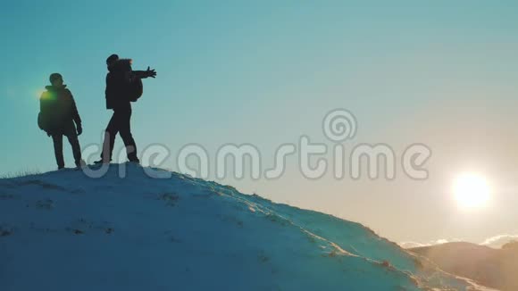 团队合作商务旅行理念两个游客两个登山者拥抱在山顶欢乐胜利冬山视频的预览图