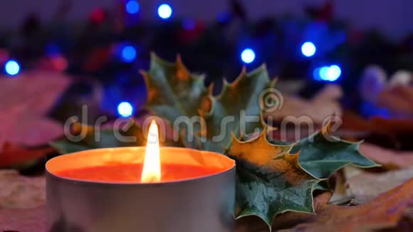 特写红蜡烛和圣诞冬青视频的预览图