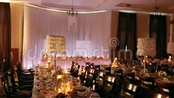 剪辑包序列婚宴大厅内部细节汇编餐厅装饰餐桌设置视频的预览图