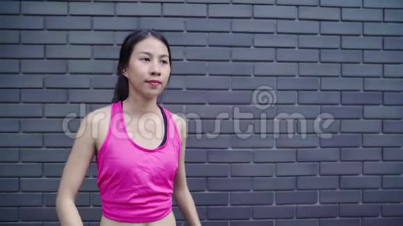 健康美丽的年轻亚洲运动员妇女设置和检查进展看心率监测在智能手表运行视频的预览图