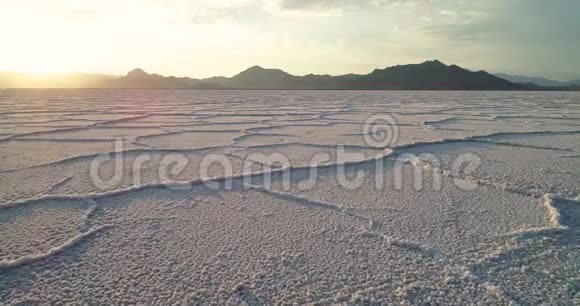 犹他州沙漠平原边界的盐晶视频的预览图