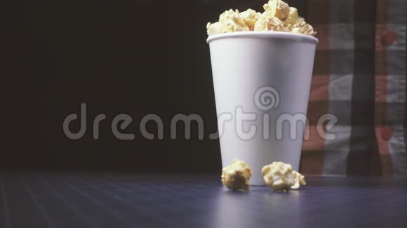 镜头在一杯爆米花和一杯可乐上的移动视频的预览图