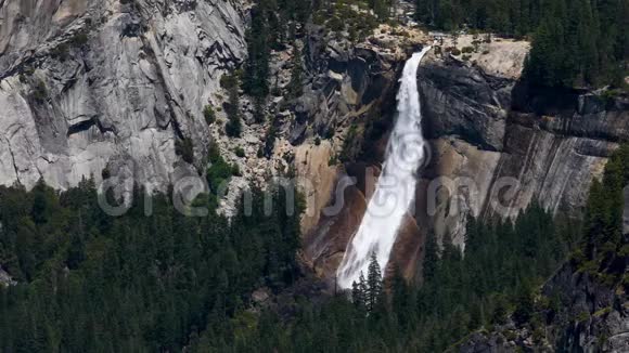 加州约塞米蒂湖内华达瀑布视频的预览图
