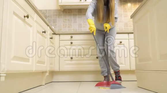 家庭主妇打扫厨房地板视频的预览图