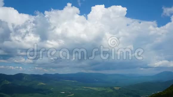 有山有云的美丽景观视频的预览图