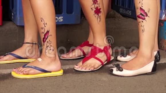 当地年轻的美女展示了她们的腿指甲纹身视频的预览图