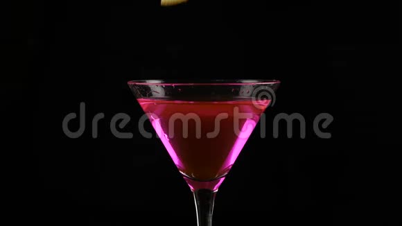 女人在黑暗中准备粉红色的鸡尾酒派对概念4K视频的预览图