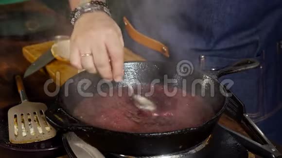 厨师准备酒酱库存录像平底锅中肉菜的酒酱视频的预览图