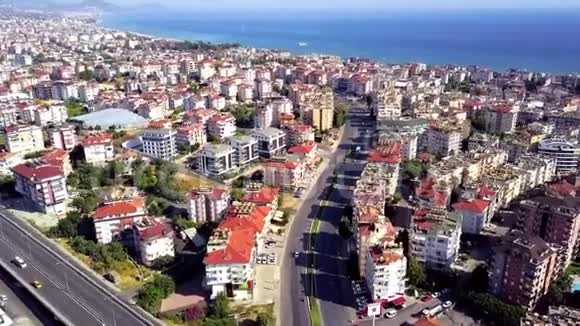 蓝色海洋附近的山海沿岸度假小镇的俯视图剪辑美丽的城市全景位于海上视图视频的预览图