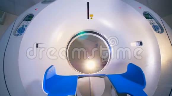 一个带空床的现代CT扫描仪视频的预览图