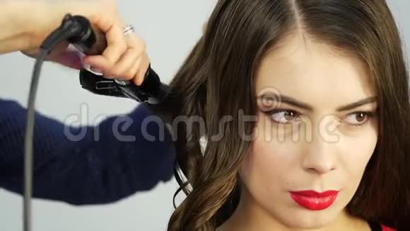 专业美发师制作卷发使用卷发棒时尚行业化妆品视频的预览图