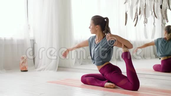 在瑜伽馆做美人鱼姿势的女人视频的预览图