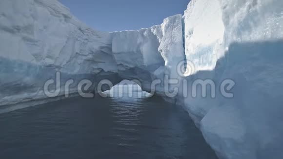 空中无人机飞行至南极洲冰山拱门视频的预览图