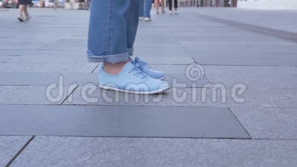 特写镜头穿着蓝色拖鞋的女性双腿从焦点区域移动到外部区域视频的预览图