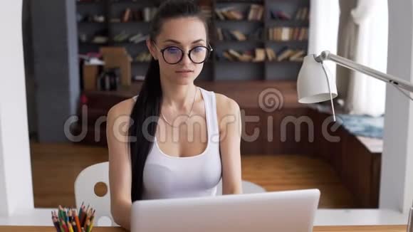 智能成年女性工作空间电脑视频的预览图