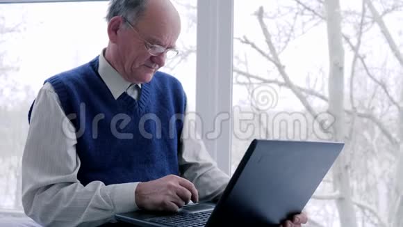 有笔记本电脑的老人和女人在房间里度假时会花时间上网视频的预览图