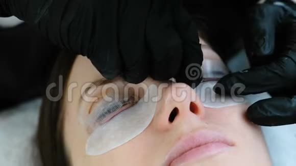 美容治疗睫毛复膜的美容师程序睫毛的固定视频的预览图
