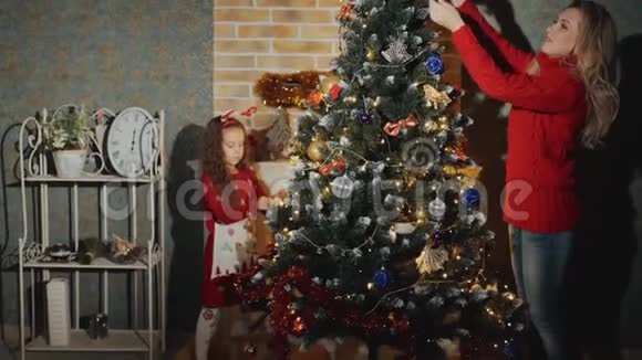 幸福的家庭正在装饰圣诞树微笑着视频的预览图