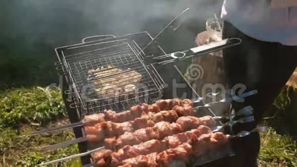 女人把面包放在烤架上加洋葱猪肉烧烤是在木炭烤架上的串上烤的特写视频的预览图