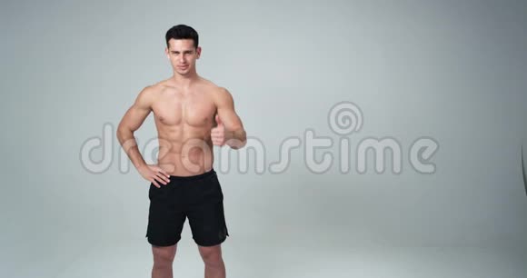 年轻肌肉发达的漂亮男人在白色背景下锻炼后的手势很好视频的预览图