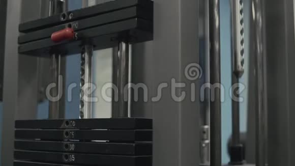 在斯洛莫健身中心健身器中体重下降视频的预览图