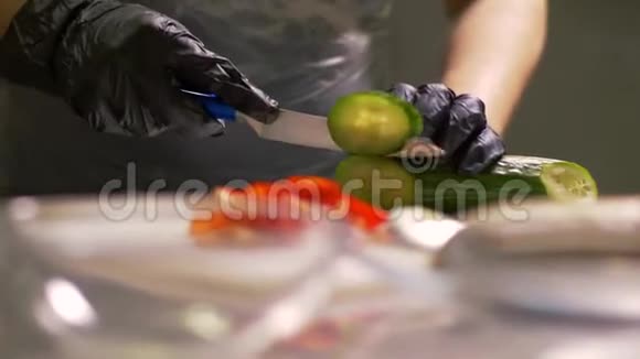 厨师用手切新鲜黄瓜做蔬菜沙拉视频的预览图