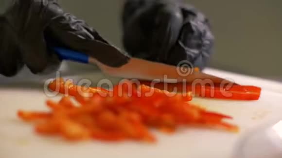 厨师用手把红椒切成块做蔬菜沙拉视频的预览图