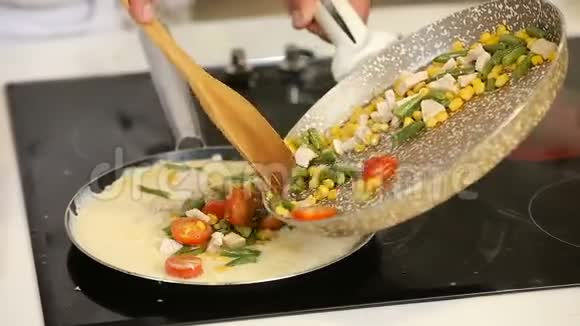 锅里放蔬菜做煎蛋卷视频的预览图