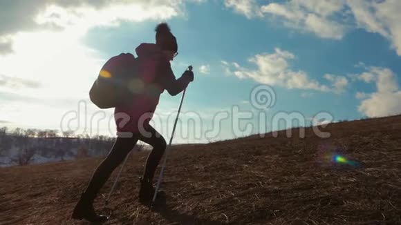 带背包的女旅行者在山上徒步旅行漫步在群山中自由与幸福视频的预览图