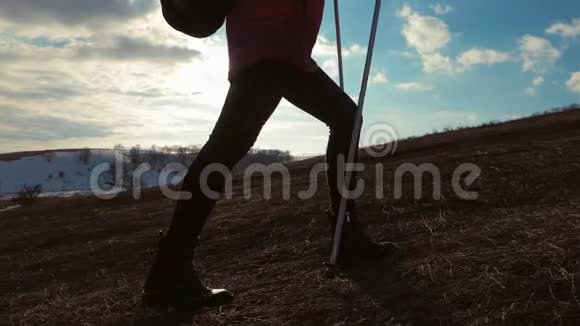 带背包的女旅行者在山上徒步旅行漫步在群山中自由与幸福视频的预览图