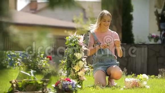 迷人的乡村接待装饰年轻的白种人模特摆出一个温柔的花组成的儿童视频的预览图