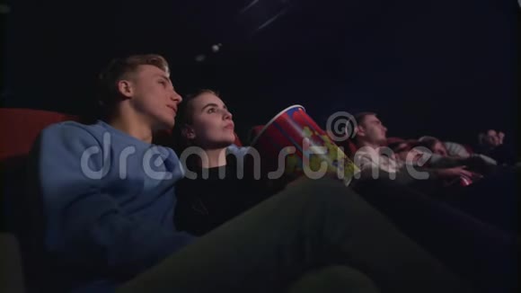 喜欢情侣在电影院接吻浪漫的情侣拥抱电影院视频的预览图