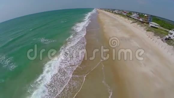 空海滩和海滩家园的空中活动视频的预览图