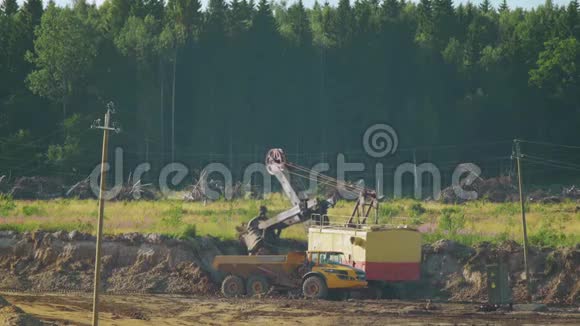 一台挖掘机在采砂自卸车上装土视频的预览图