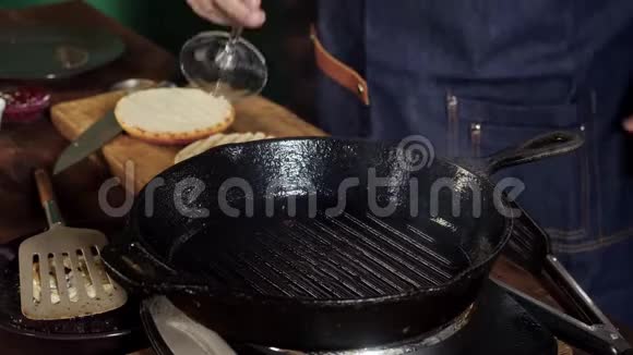 厨师准备酒酱库存录像平底锅中肉菜的酒酱视频的预览图