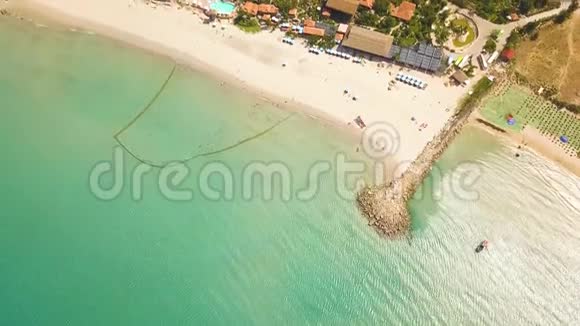 海景平房和海滨游泳池Drone可以看到热带岛屿和青山上的沙石视频的预览图