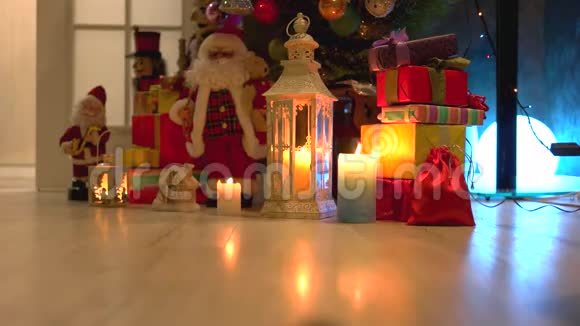 圣诞树下的圣诞礼物和装饰品视频的预览图