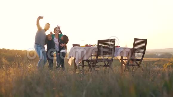 快乐的家庭在阳光明媚的日子自拍视频的预览图