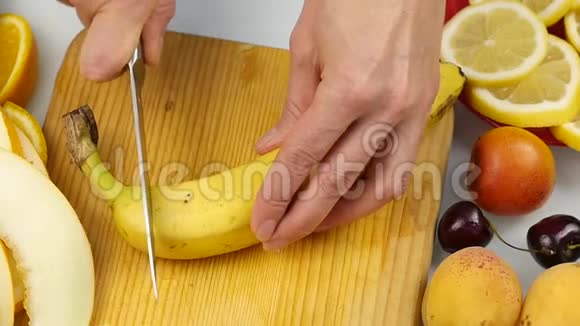 女人把香蕉片并排切在切割板上放着香蕉片慢动作视频的预览图