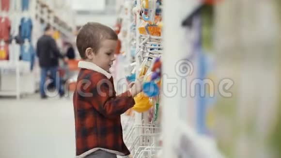 小男孩站在商店里挑选玩具视频的预览图