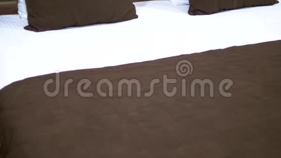 白色和棕色舒适的现代卧室内部视频的预览图