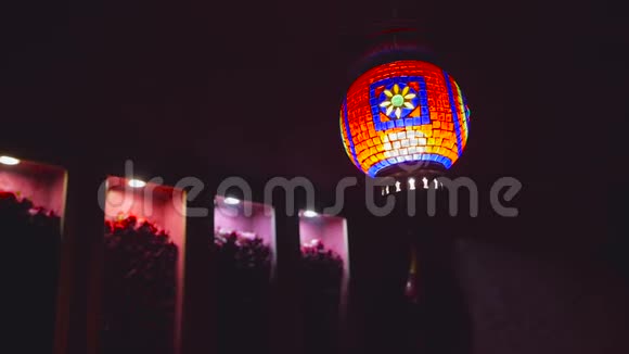 美丽的灯笼挂在亚洲内部视频的预览图