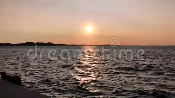 橙色的大太阳落在蓝色的大海里视频的预览图