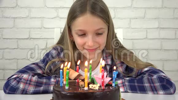 儿童生日派对吹蜡烛儿童纪念日儿童庆祝活动视频的预览图