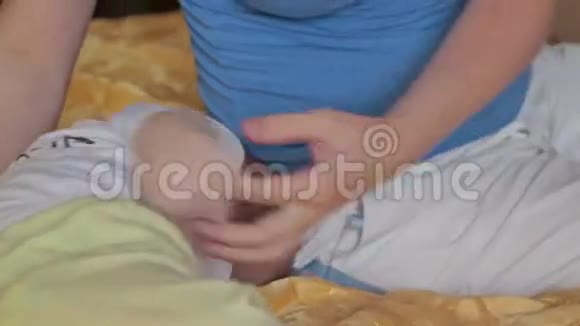 婴儿躺在母亲身边视频的预览图