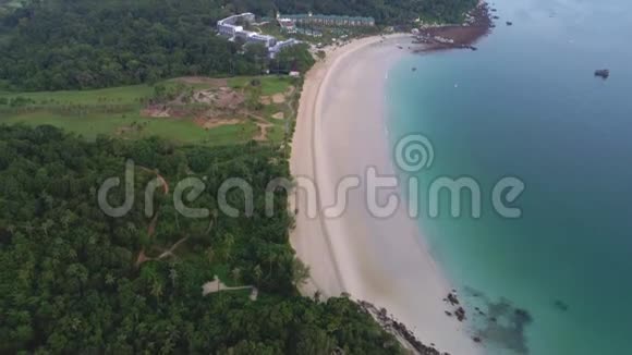 海景美丽的海滨度假酒店射击海边有热带雨林的沙滩景观视频的预览图