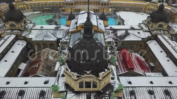 匈牙利布达佩斯关于无人机在著名的Szechenyi热浴池起飞的4K空中镜头视频的预览图